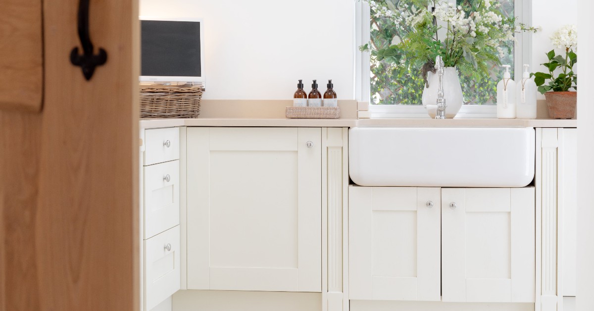 WrenKitchens's tweet image. Mel and Nick crafted a beautiful utility room with our Shaker Forest style. It doubles as a workspace for Mel's hairdressing business, and as a laundry room with integrated washer and dryer.

wrenkitchens.com/kitchens/wreno…

#utilityroom #utilityroomgoals #utilityroomideas
