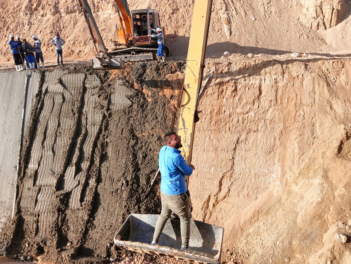 وانتو بقا الشركة موفرلكم وسائل مواصلات جوه الموقع ؟!!
اماااال حفارات يا جدع 🤣🤣🤦