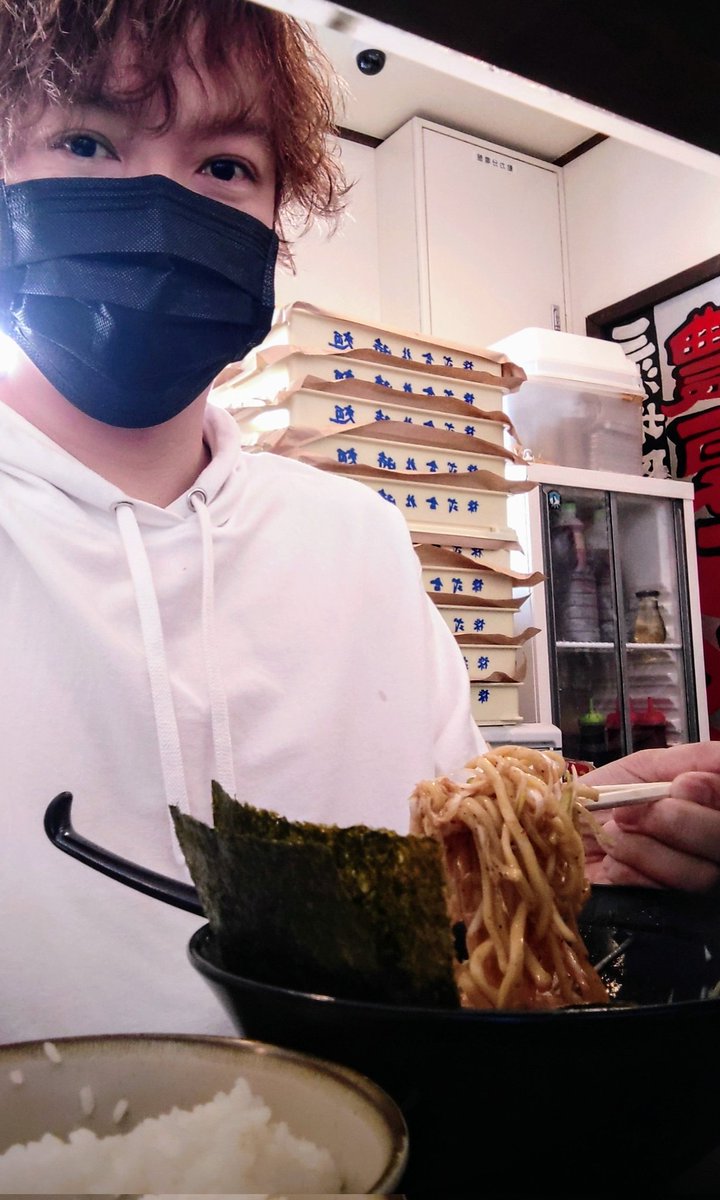 Season2023's tweet photo. YouTuberの
東海オンエアさんが
よく訪れている【まんぷく屋】
横浜家系ラーメンで🍜
味は好みがわかれそう…🥹
他県からの車がいっぱいで
とても混んでいますが
回転率は早いです✨
愛知県の観光名所ですね🚗 https://t.co/Wu52GztxV6