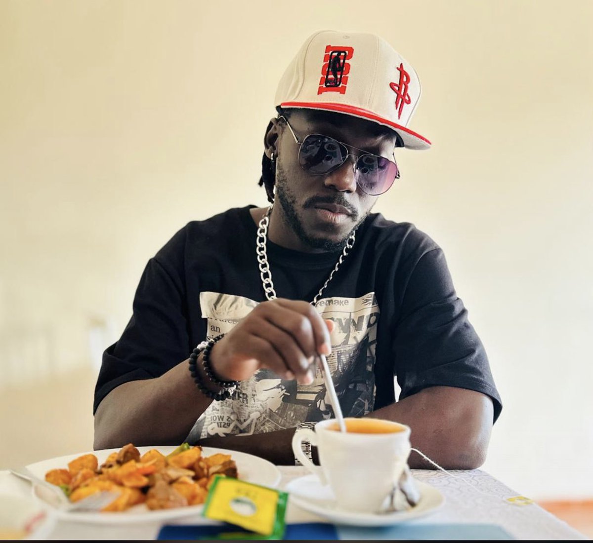 AtikinsF's tweet photo. Right time for breakfast 🥞, at #AtikinsFashionz with my broda #Rapknowledge n ARUA CITY 🏙️ https://t.co/ZyPcJ4f7qv