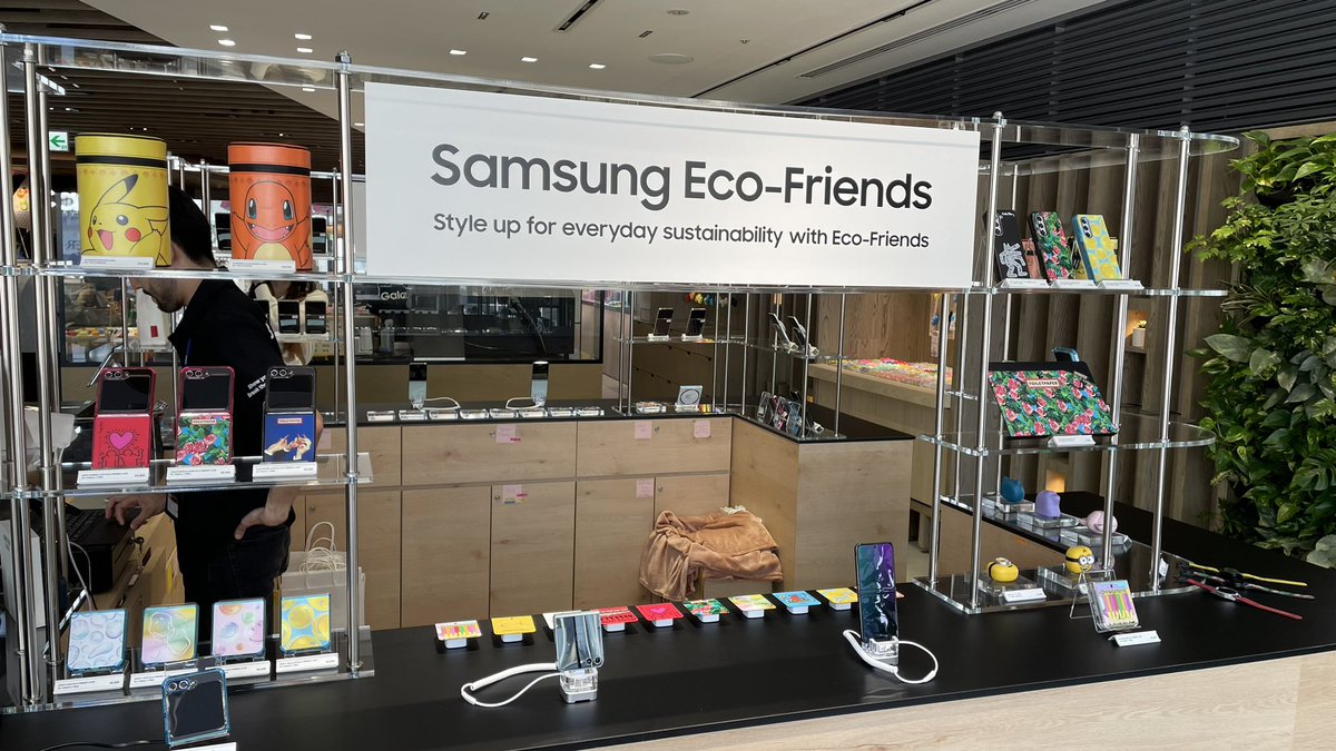 maplemuffins's tweet photo. The things I do for friends. 🤣🤣🤣#GalaxyHarajuku #slbs #GalaxyZFlip5 #GalaxyZFold5 https://t.co/rW3lrHqaNf