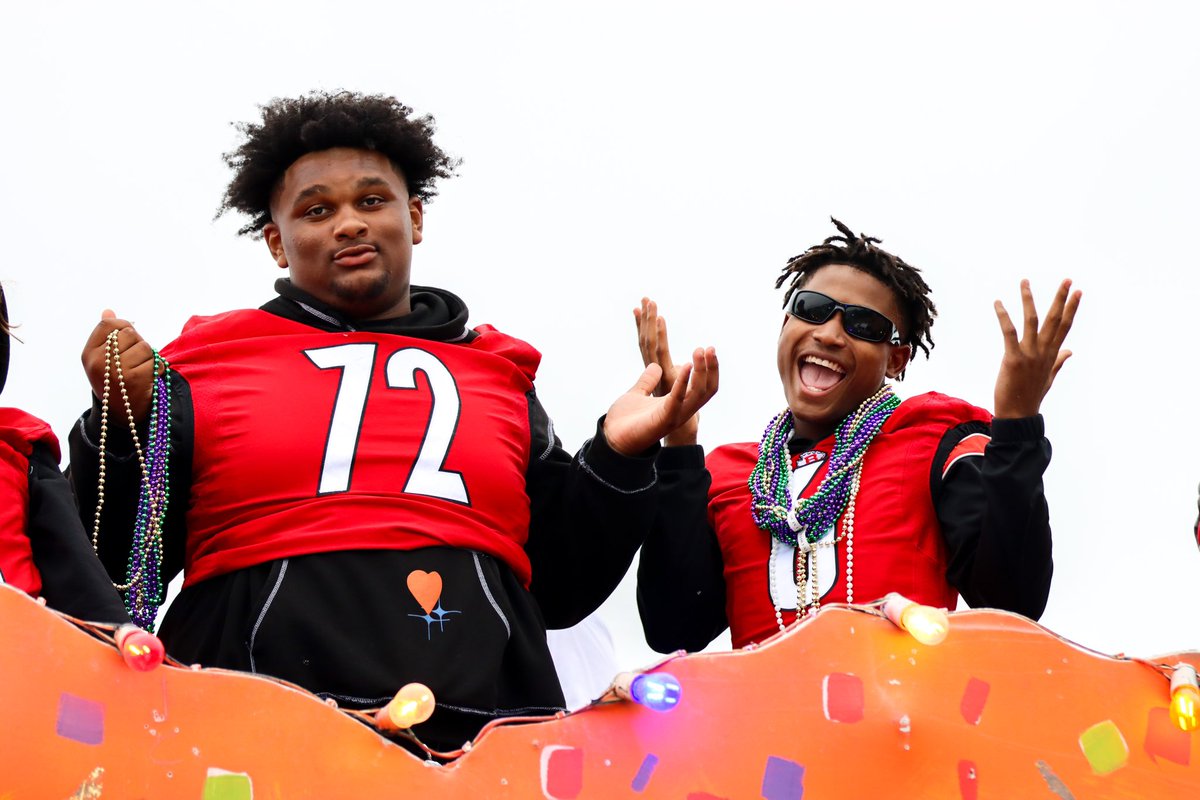 BiloxiFB's tweet photo. Homecoming Parade ✅

#BlxIndianNation | #OneTribe https://t.co/ENnOtc4wvX