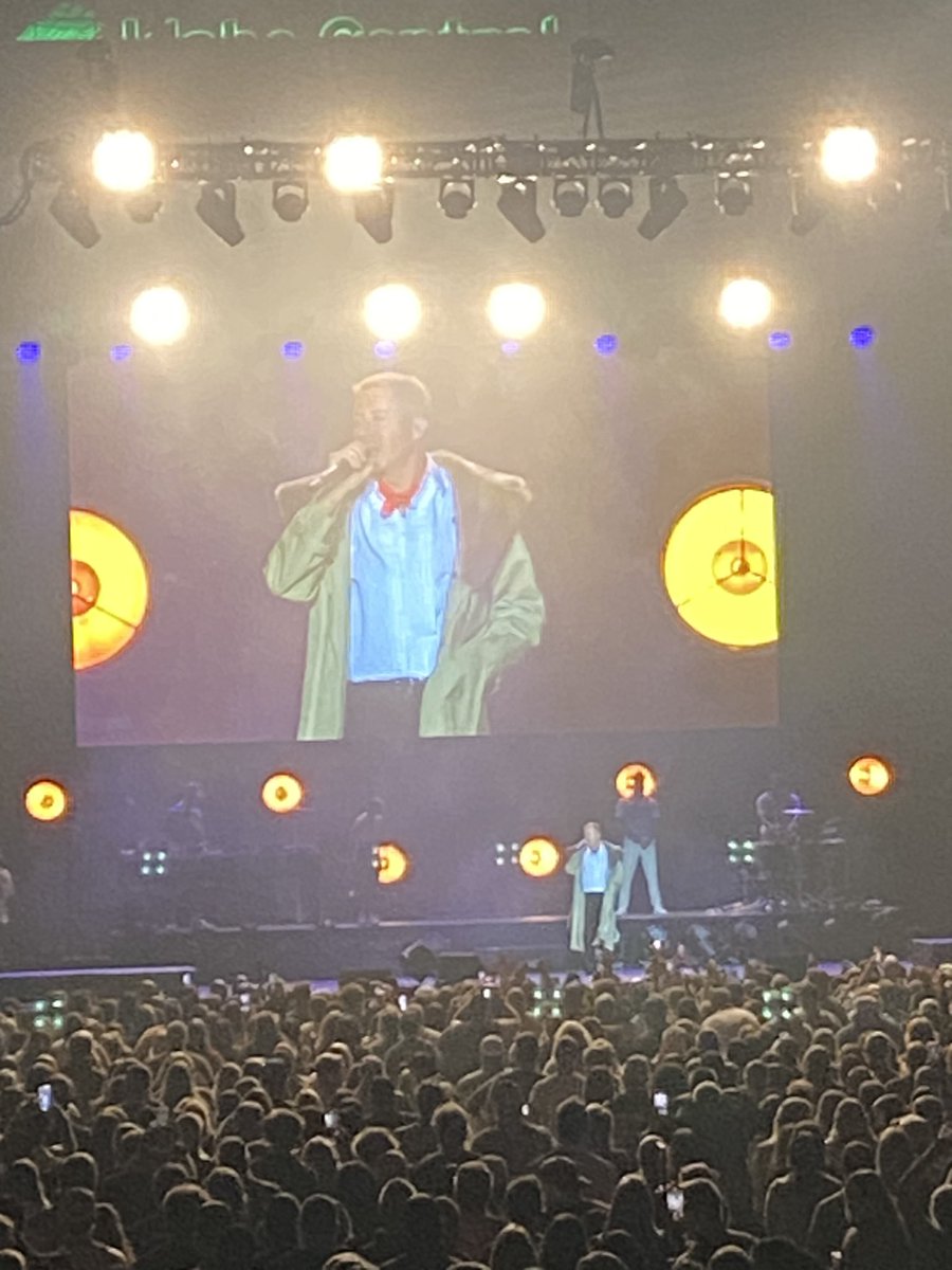 oviphagy's tweet photo. @macklemore  just blew the roof off the place @boise https://t.co/16ZemhIkdD