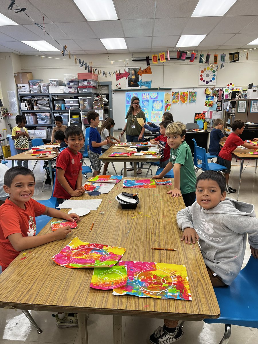 MsSlattum's tweet photo. Room 5 is learning all about the artist Roberto Mamani Mamani in Mrs. Britta’s art class. @MadronaMustangs https://t.co/M1cIxh3hPc