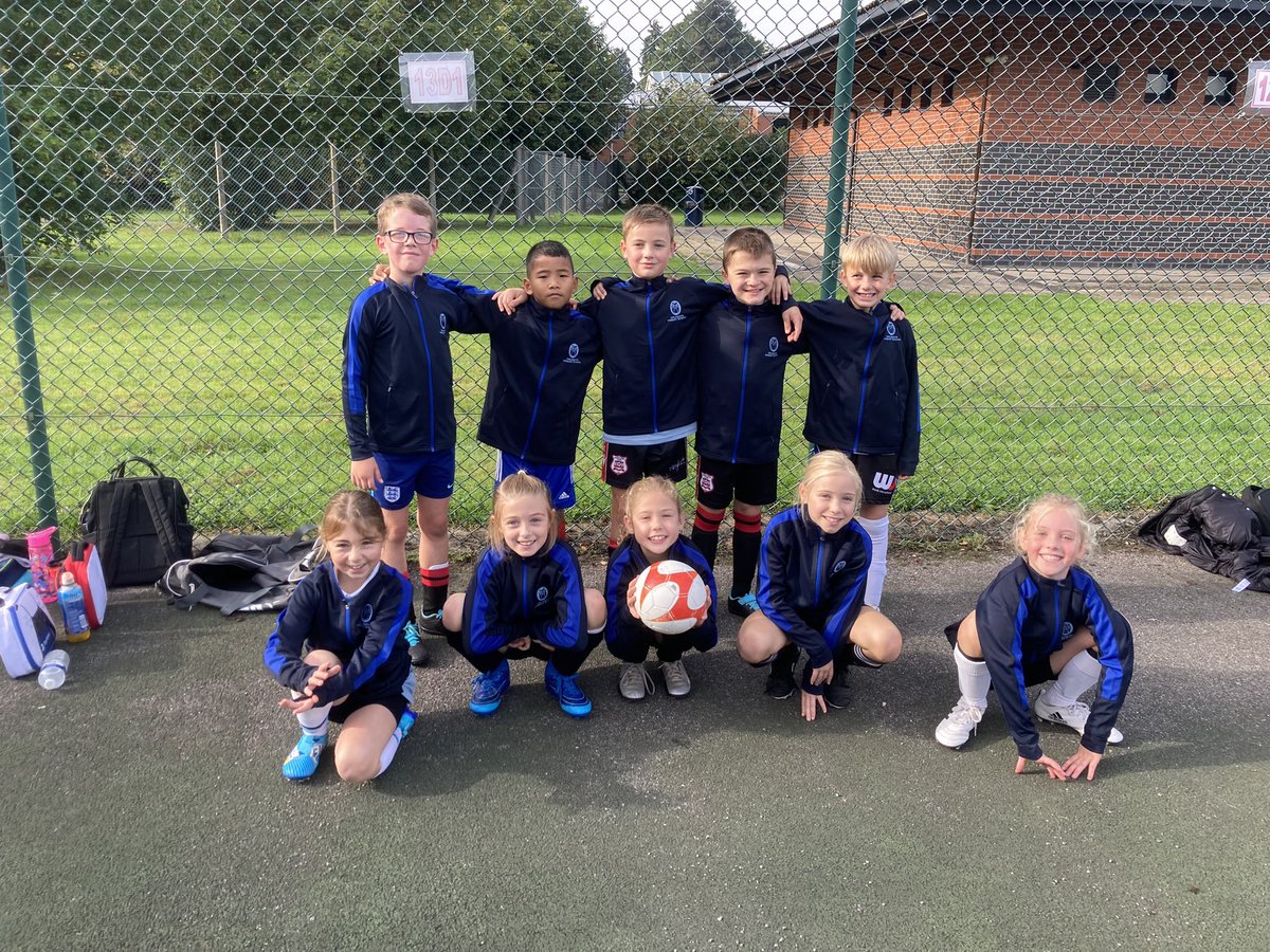 Owlsmoor Sports News 🏆

Firstly, on Monday our amazing year 3/4s took part in a football tournament hosted by @BracknellSSP ⚽️

Yesterday, our newly formed football team travelled to @thepinesprimary in a brilliant match, narrowly winning 3-1.

Well done everyone 👏🏻