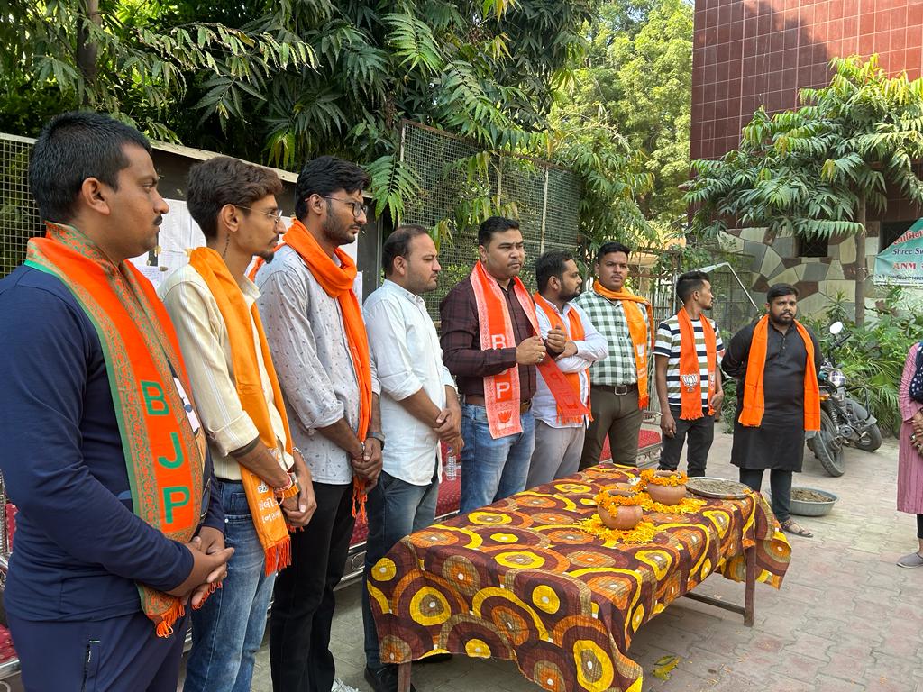 DrDevRathore's tweet photo. "મારી માટી છે મારું સ્વાભિમાન, દેશ મારું અભીમાન"

સમગ્ર દેશમાં ચાલી રહેલા "મેરી માટી મેરા દેશ" કાર્યક્રમ અંતર્ગત કર્ણાવતી મહાનગર યુવા મોરચાના દ્રારા દાણીલીમડા વિધાનસભા સ્વામિનારાયણ કોલેજ ખાતે આયોજિત માટી એકત્રીકરણ કાર્યક્રમનું આયોજન કરવામાં આવ્યું. યુવાનોને રાષ્ટ્ર પ્રત્યેની https://t.co/kbqflCUKbe