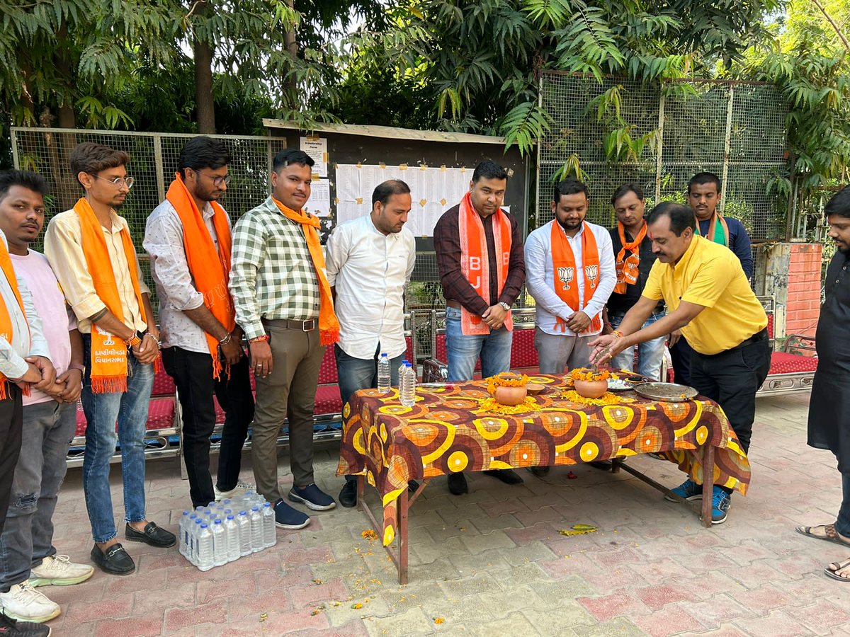 DrDevRathore's tweet photo. "મારી માટી છે મારું સ્વાભિમાન, દેશ મારું અભીમાન"

સમગ્ર દેશમાં ચાલી રહેલા "મેરી માટી મેરા દેશ" કાર્યક્રમ અંતર્ગત કર્ણાવતી મહાનગર યુવા મોરચાના દ્રારા દાણીલીમડા વિધાનસભા સ્વામિનારાયણ કોલેજ ખાતે આયોજિત માટી એકત્રીકરણ કાર્યક્રમનું આયોજન કરવામાં આવ્યું. યુવાનોને રાષ્ટ્ર પ્રત્યેની https://t.co/kbqflCUKbe