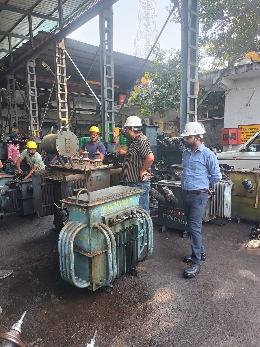 कार्यशाला सारसोल पर 1912 की कंप्लेंट को ससमय निस्तारण करने हेतु क्षतिग्रस्त परिवर्तक के मरम्मत का कार्य अनवरत किया जा रहा है। <a href="/aksharmaBharat/">A K Sharma</a> <a href="/dvvnlhq/">Dakshinanchal Vidyut Vitran Nigam Limited</a> <a href="/dvvnlaligarh/">DVVNL ALIGARH</a> <a href="/UPPCLLKO/">UPPCL</a> <a href="/raviagarwal68/">Ravi Kumar Agarwal</a>