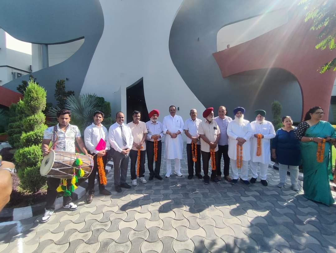 Team VS ➡️
"बेटी बचाओ-बेटी पढ़ाओ"
होशियारपुर की बेटी हरमिलन कौर बैंस जिन्होंने चीन के हांगझू में 2022 एशियाई खेलों में 800 मीटर और 1500 मीटर दौड़ में रजत पदक जीत कर अपने पंजाब अपने होशियारपुर का नाम रोशन किया है।आज उन्हें सम्मानित करते हुए श्री विजय सांपला एवं अन्य साथी ।