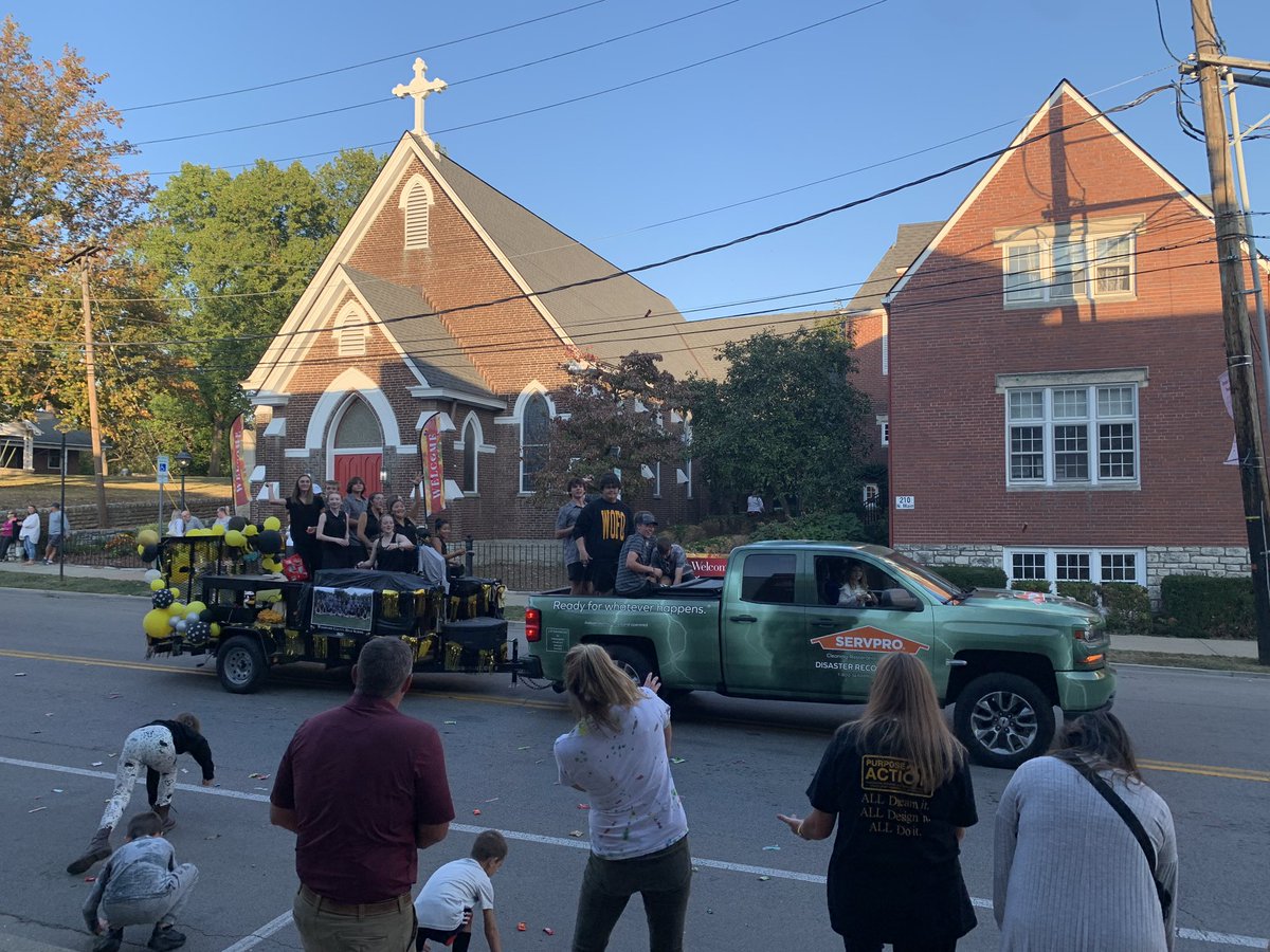 BLacefield's tweet photo. Homecoming Parade this evening in Versailles.
Always appreciate @bradlacefield providing the best venue for viewing!!!
#BirdieJackets β³οΈ looking good.
#YellowJacket Football ready for tomorrow!!!
#WoFoCo https://t.co/PwXYuJlDJi