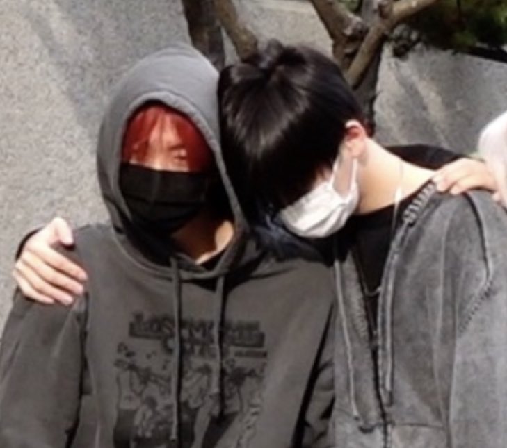 jeongmalisam's tweet photo. 뭔 같이 밤샘 작업하다 끌려나온 커플마냥.. 피곤한 와중에도 연하 옆자리는 꼬옥 지켜 와중에 오늘도 한 품에 쏙이네요.. https://t.co/VkWXzliRou