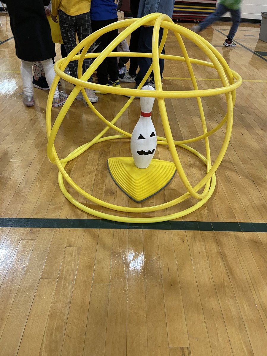 BarbaraBorden9's tweet photo. Candy Corn Crush in #PhysEd Working on #underhand throwing, #rolling, #teamwork, and #Sportsmanship @GP157c https://t.co/yLdOv9Ocg3