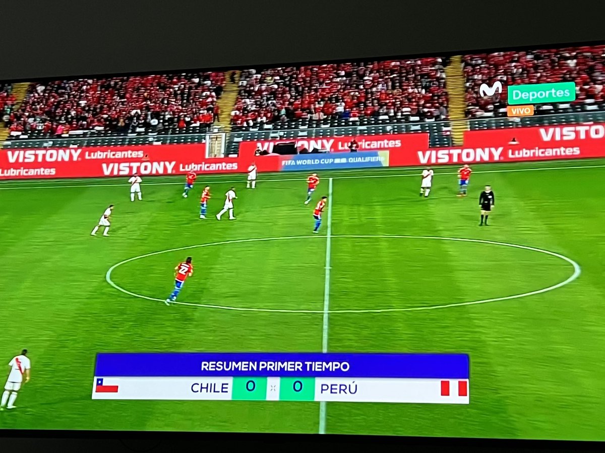 DannyCuevaB's tweet photo. Terminó el 1er tiempo del #peruvschile y las conclusiones son tan malas que prefiero guardar optimismo para la 2da parte. No se puede jugar peor, aunque desde que llegó Reynoso no sabemos cuánto más vamos a renegar. El empate es cortesía de Chile por ahora #12Octubre #Qatar2022 https://t.co/258qcJeAfO