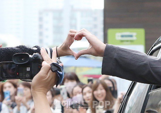 지금까지 본 기사사진 중에 제일 감동이다 정국아 사랑해🥹🫶