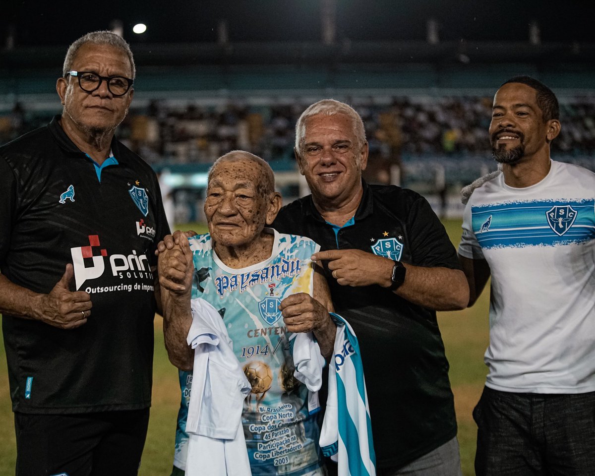 Paysandu's tweet photo. A noite de ontem também foi especial para o ilustre torcedor do Papão, o Sr. Evilásio Sardinha, de 95 anos!

Ele recebeu das mãos do presidente Maurício Ettinger e do técnico Hélio dos Anjos, uma camisa oficial do Paysandu e a camisa comemorativa do acesso! 🐺

📷 Jorge Luís Totti/Paysandu | #OMaiorCampeãodaAmazônia #PapãoSubiu