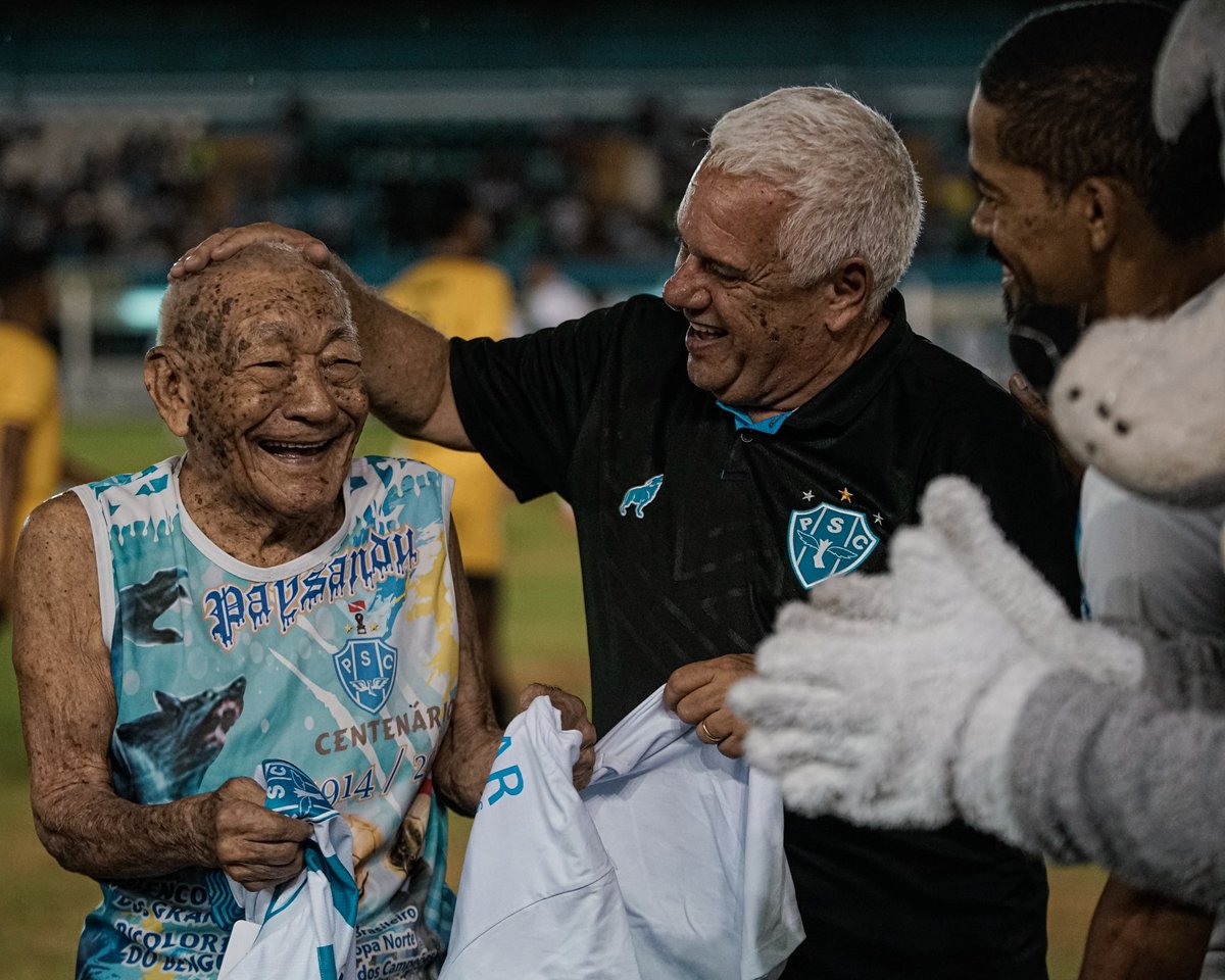 Paysandu's tweet photo. A noite de ontem também foi especial para o ilustre torcedor do Papão, o Sr. Evilásio Sardinha, de 95 anos!

Ele recebeu das mãos do presidente Maurício Ettinger e do técnico Hélio dos Anjos, uma camisa oficial do Paysandu e a camisa comemorativa do acesso! 🐺

📷 Jorge Luís Totti/Paysandu | #OMaiorCampeãodaAmazônia #PapãoSubiu