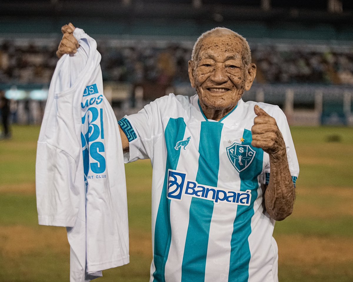 Paysandu's tweet photo. A noite de ontem também foi especial para o ilustre torcedor do Papão, o Sr. Evilásio Sardinha, de 95 anos!

Ele recebeu das mãos do presidente Maurício Ettinger e do técnico Hélio dos Anjos, uma camisa oficial do Paysandu e a camisa comemorativa do acesso! 🐺

📷 Jorge Luís Totti/Paysandu | #OMaiorCampeãodaAmazônia #PapãoSubiu