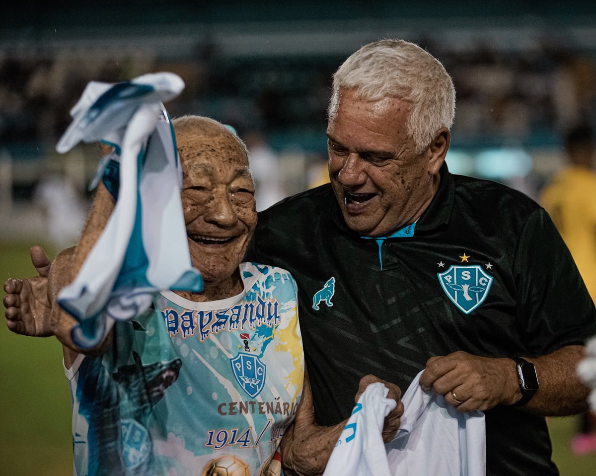 Paysandu's tweet photo. A noite de ontem também foi especial para o ilustre torcedor do Papão, o Sr. Evilásio Sardinha, de 95 anos!

Ele recebeu das mãos do presidente Maurício Ettinger e do técnico Hélio dos Anjos, uma camisa oficial do Paysandu e a camisa comemorativa do acesso! 🐺

📷 Jorge Luís Totti/Paysandu | #OMaiorCampeãodaAmazônia #PapãoSubiu