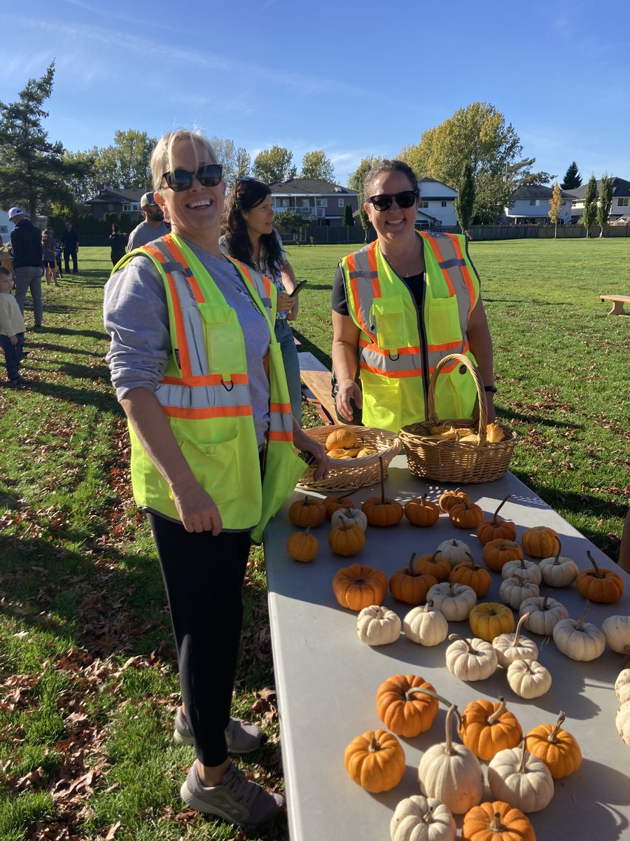 HollySchool's tweet photo. Beautiful day for a run! #CrossCountryFallPumpkinRun #welovetorunππ #ladnerschools #community @deltasd37 Thank you to all the athletes who showed up afterschool today at Holly and gave it their best! #perseverance Thank you to all the coaches and volunteers who helped! https://t.co/AGj7JY55Uu