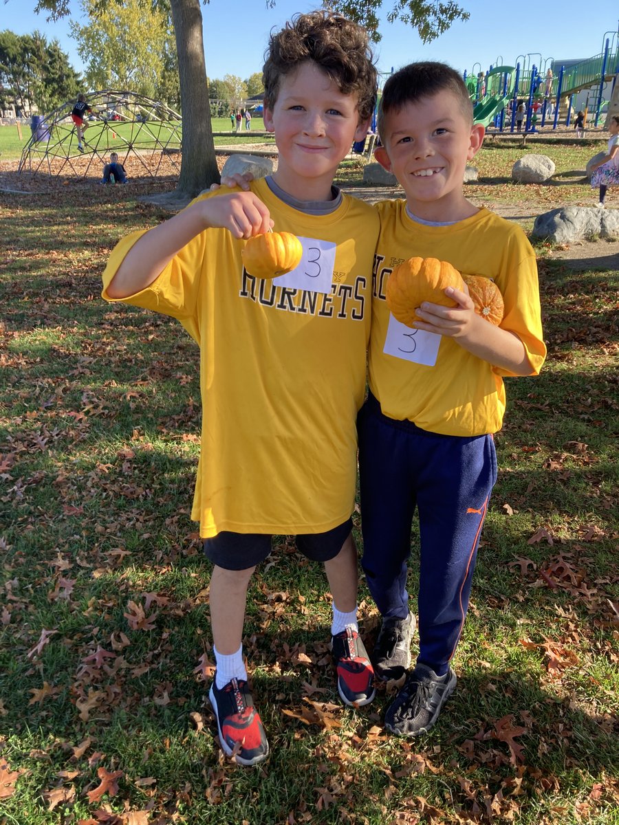 HollySchool's tweet photo. Beautiful day for a run! #CrossCountryFallPumpkinRun #welovetorunππ #ladnerschools #community @deltasd37 Thank you to all the athletes who showed up afterschool today at Holly and gave it their best! #perseverance Thank you to all the coaches and volunteers who helped! https://t.co/AGj7JY55Uu
