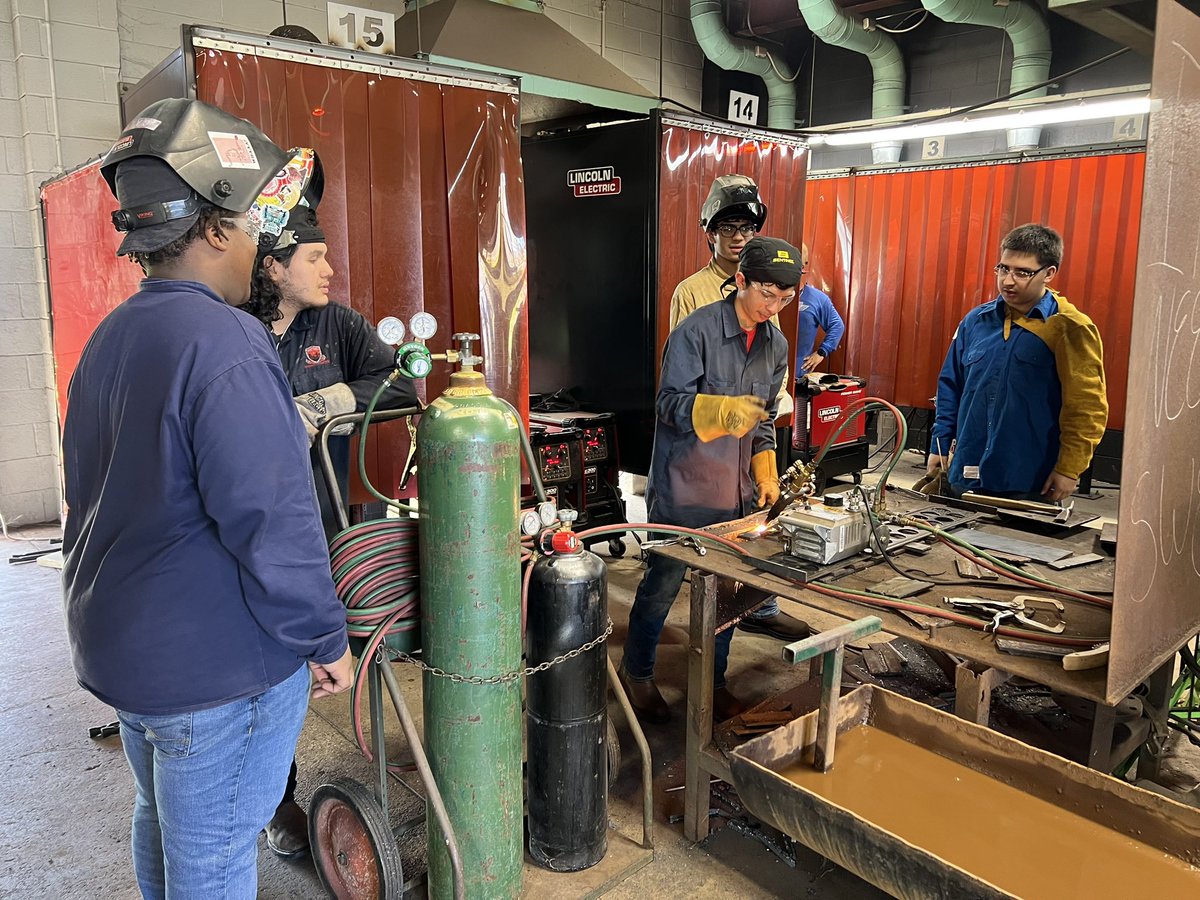 CCISDCTE's tweet image. Moody High Schoo welding students 📚 Our dual credit students are making the most of intersession by continuing to learn and grow. Education never stops! 🎓 #MoodyHS #DualCredit #IntersessionLearning
