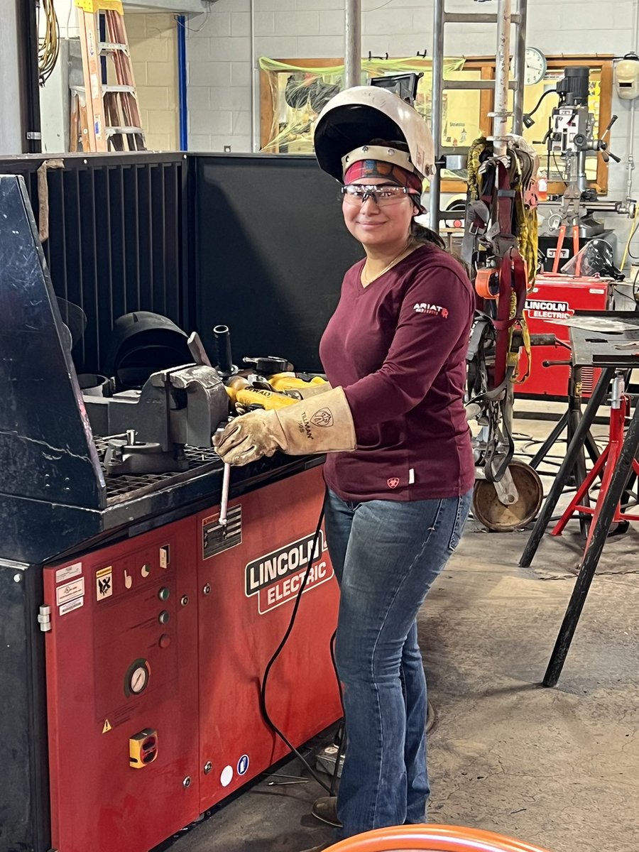 CCISDCTE's tweet image. Moody High Schoo welding students 📚 Our dual credit students are making the most of intersession by continuing to learn and grow. Education never stops! 🎓 #MoodyHS #DualCredit #IntersessionLearning