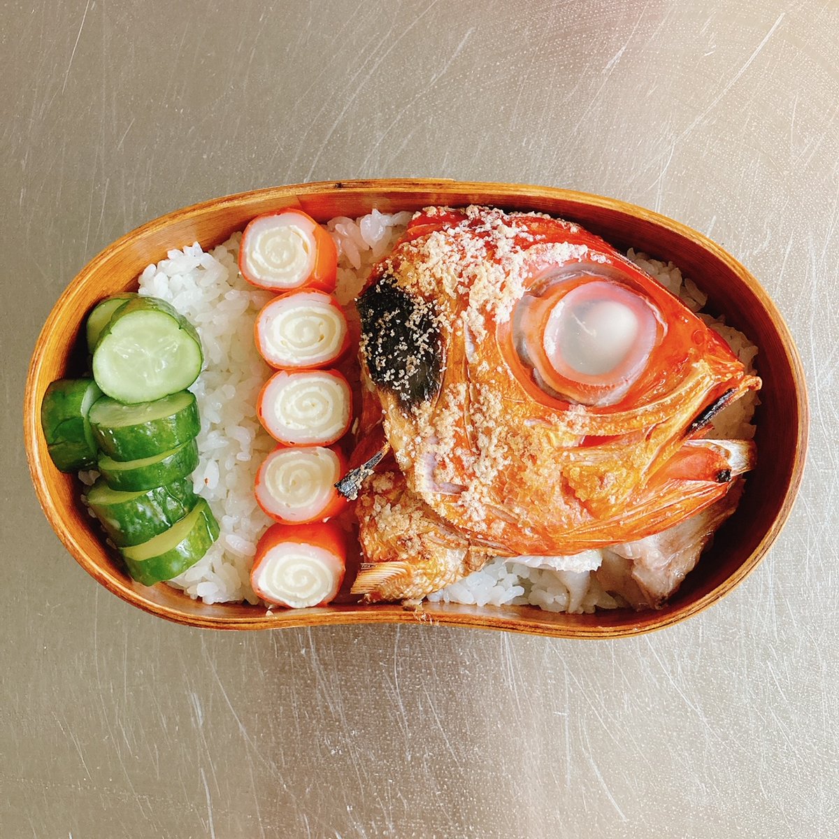 darkmatter_tomo's tweet photo. 長男（高２）の弁当に、スーパーで安かった金目鯛のアラを入れたら、昼休みの教室が騒然となり、友人からしばらくの間「今日は金目鯛じゃないの？」とイジられた、と長男から苦情を言われたので、もうしません。 https://t.co/JzemC37w1T