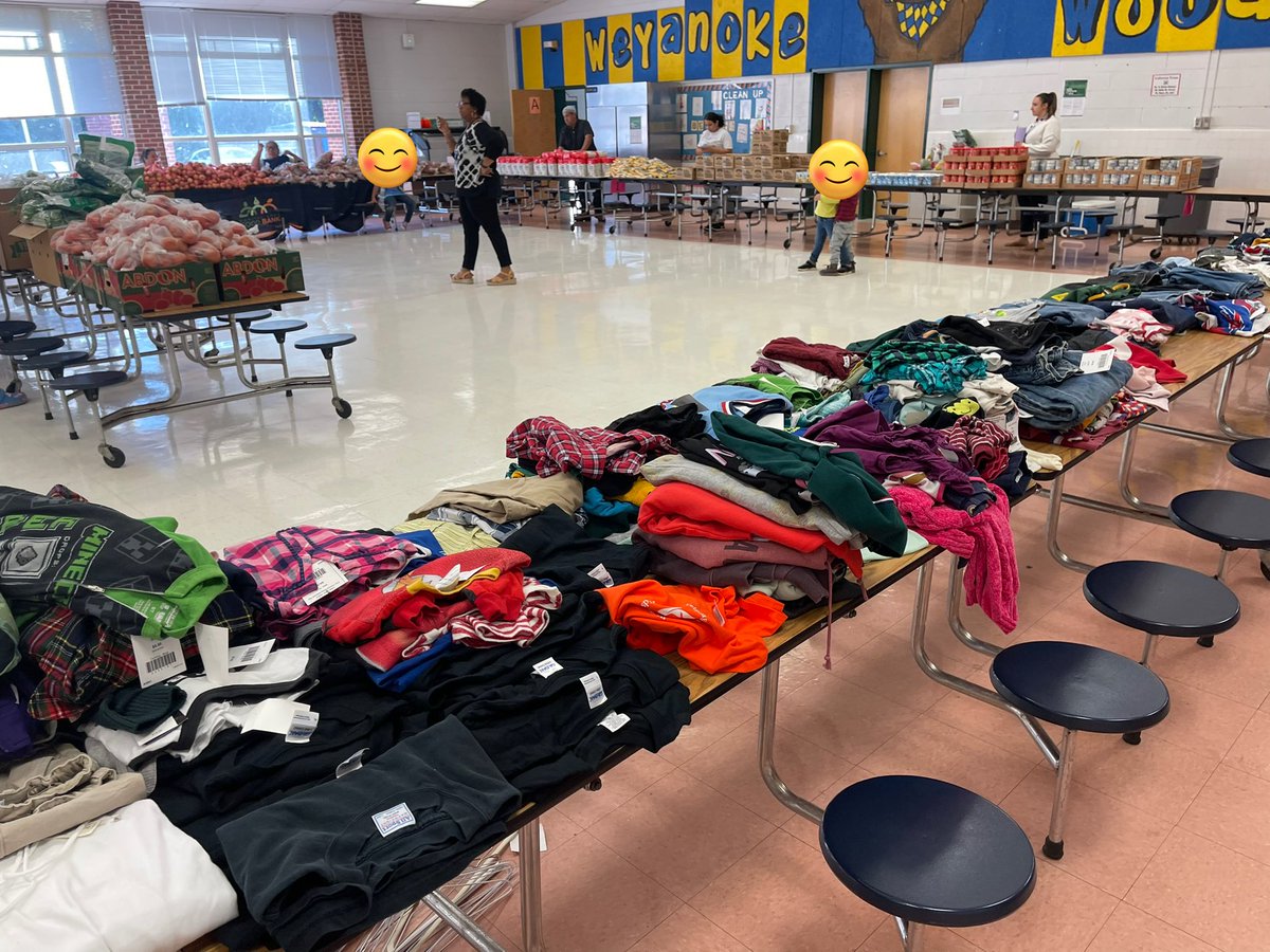 C_TheCounselor's tweet photo. ✅First “Family Market Night” of the year! SO MANY parent volunteers. Even kiddos stuck around to help bag groceries. Woodchucks warm my heart!🥹🥰💕 https://t.co/VVkeBn9hbO