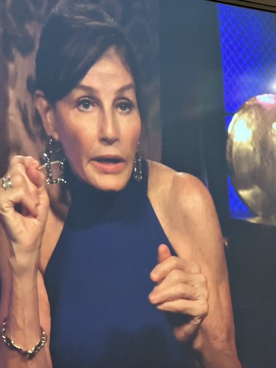 thatbachboy's tweet photo. I low key love that Kathy is the one in the middle of drama tho. She’s cracking me up 

#GoldenBachelor https://t.co/xFi4BUXj1H