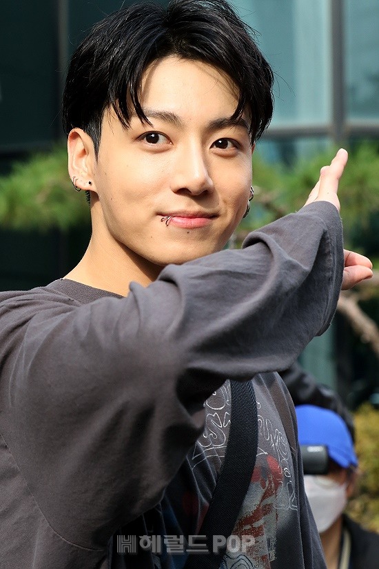 thvmnijungkook's tweet photo. Según fans que estuvieron en la grabación dijeron que durante la pregrabación, Jungkook comenzó a cantar "Slow Dancing" de repente y su voz sonaba muy bien. Luego señaló al personal (entre bastidores) y dijo: "Sería bueno si él (creo que Taehyung) viniera y cantara conmigo en este momento" mientras cantaba Slow Dancing.

¿Y YO AHORA QUÉ HAGO CON ESTA INFORMACIÓN?😭 
#taekook