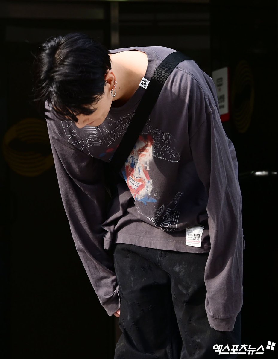 7btsupdates's tweet photo. Jungkook after pre-recording for music bank (1) https://t.co/0BZAtRUNzy