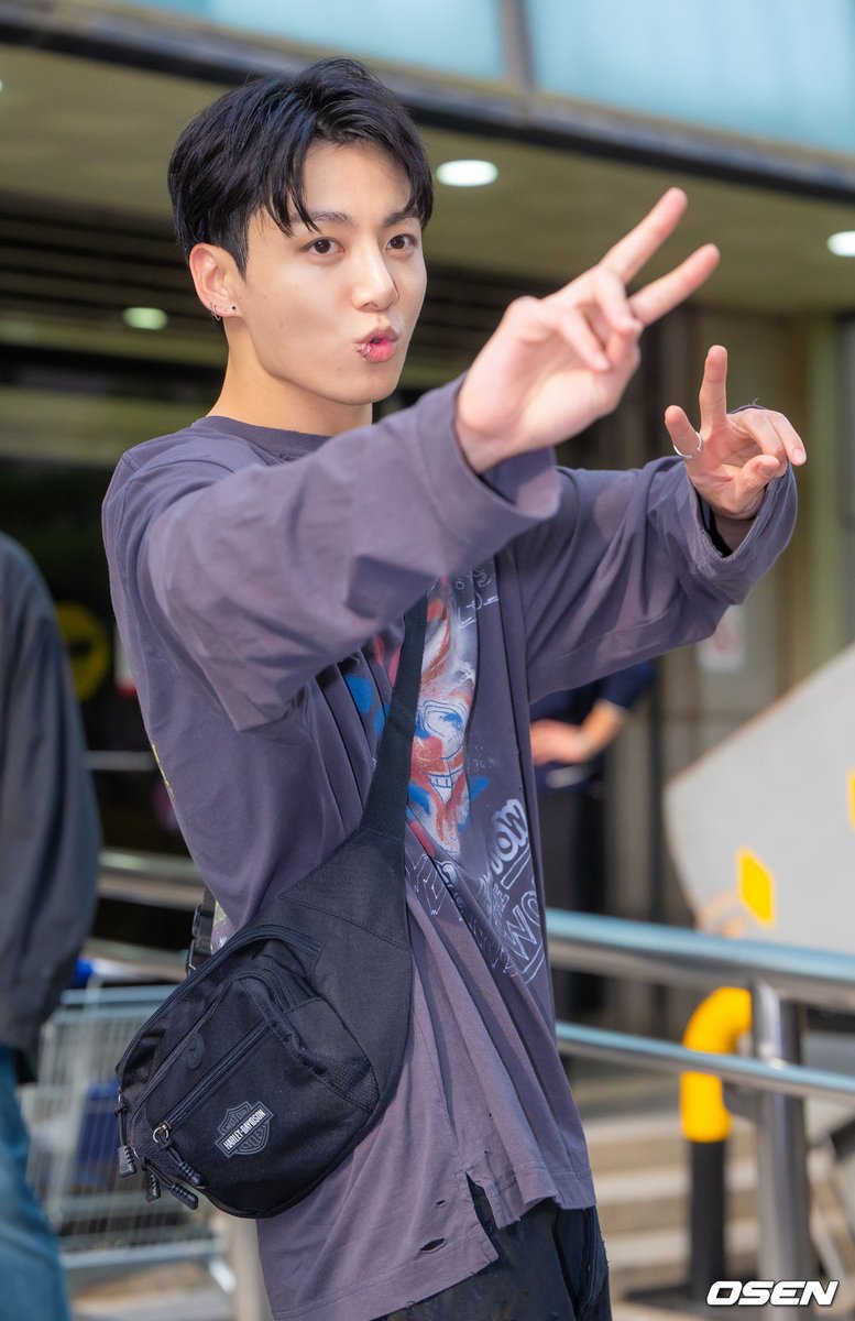 jjklve_'s tweet photo. [thread] media photos of jungkook leaving KBS after music bank recording https://t.co/oKCeqkGK0q