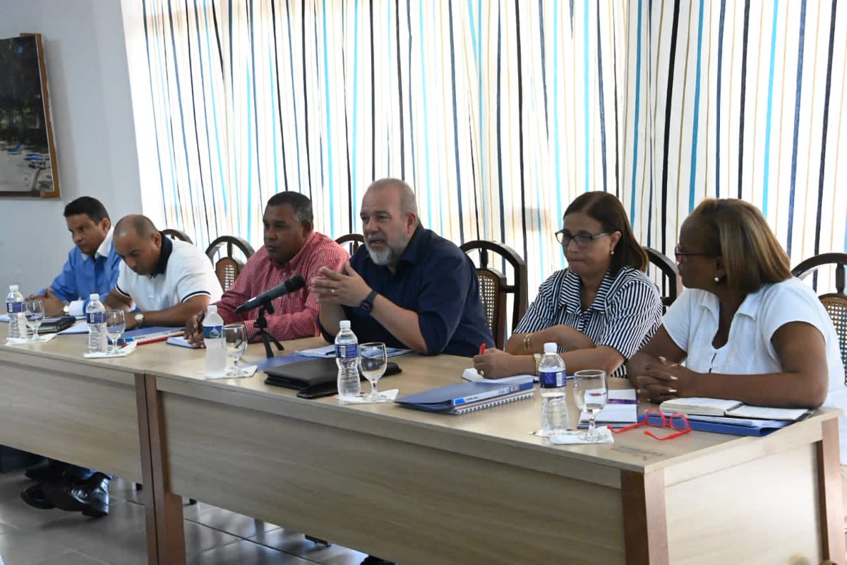 MINSAPCuba's tweet photo. |@japortalmiranda: Como parte del equipo de Gobierno encabezado por el @MMarreroCruz  que visitó hoy  Guantánamo, recorrimos varias instituciones de Salud y chequeamos el comportamiento de servicios que desde las instituciones médicas se brindan.

👉 https://t.co/XDyWrGOG3O https://t.co/j3bdEmWSst