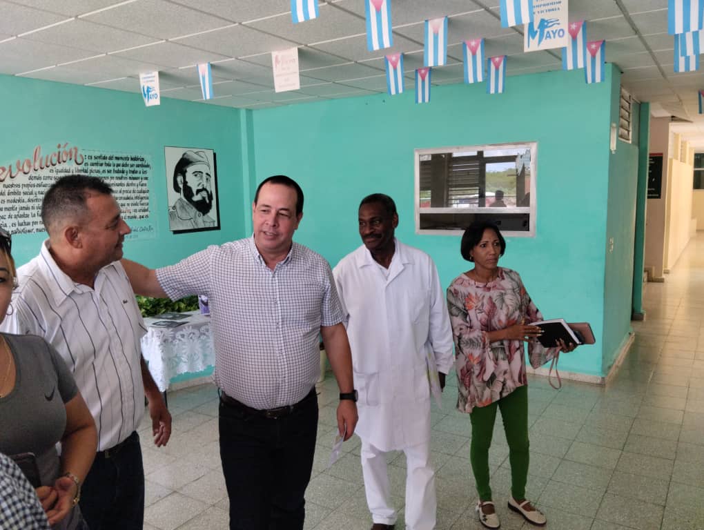 MINSAPCuba's tweet photo. |@japortalmiranda: Como parte del equipo de Gobierno encabezado por el @MMarreroCruz  que visitó hoy  Guantánamo, recorrimos varias instituciones de Salud y chequeamos el comportamiento de servicios que desde las instituciones médicas se brindan.

👉 https://t.co/XDyWrGOG3O https://t.co/j3bdEmWSst
