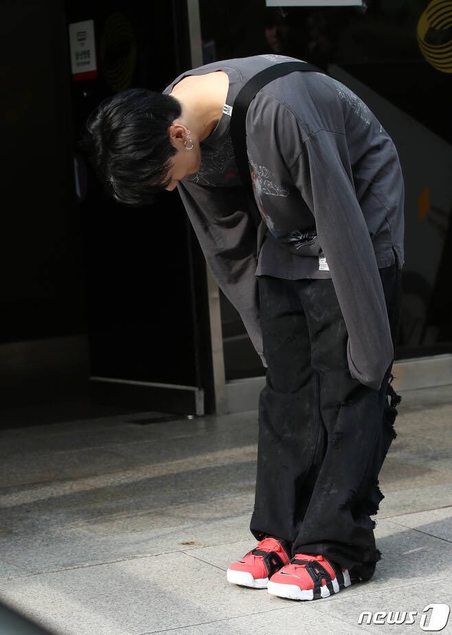 10ve4_JK's tweet photo. 待っていたアミや記者達にいつもの90度挨拶。反対側で見えない人たちのために車の上に乗って挨拶。車に乗ってからアミとハート完成。だから私はジョングクが好き https://t.co/rFIii0Jr22