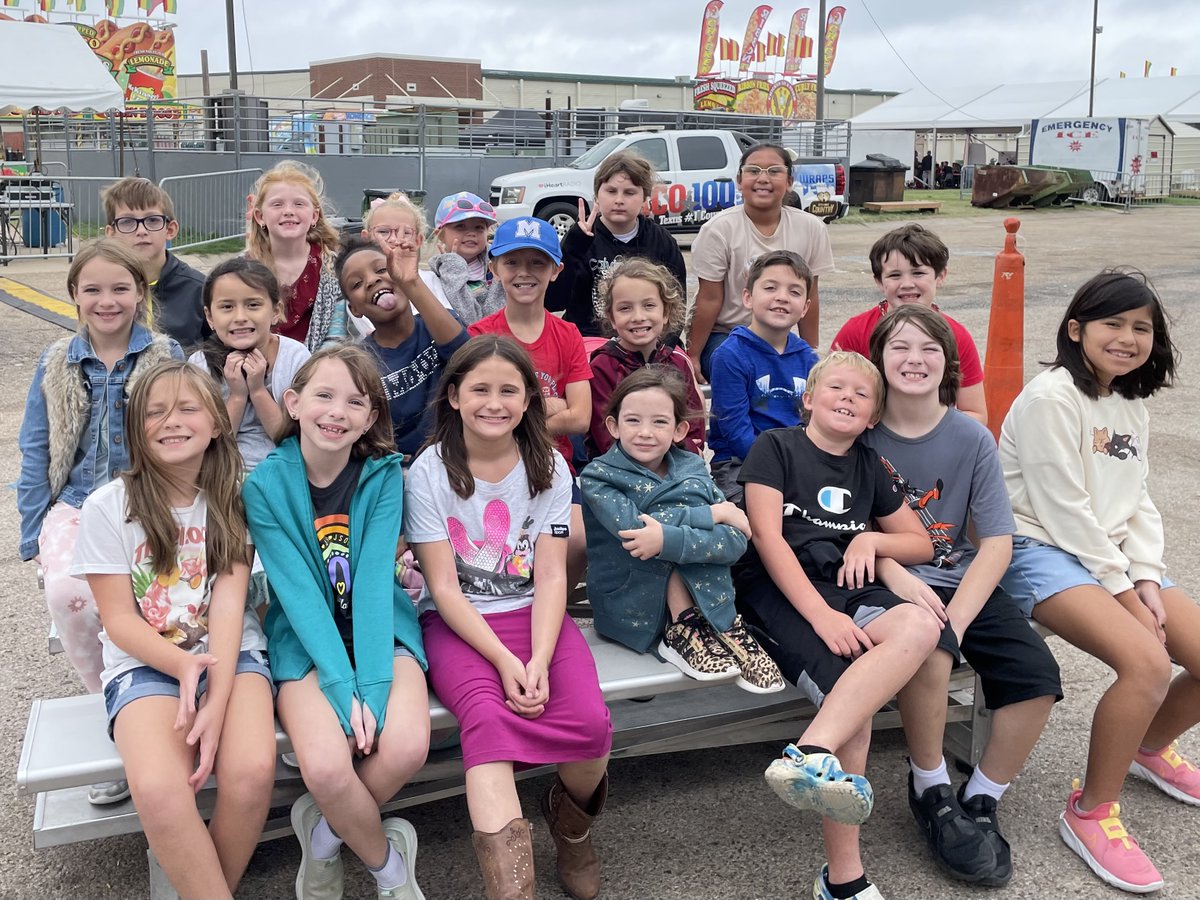 Speegleville's tweet photo. 3rd grade had fun at the fair! #MidwayISD #SPELearning #SpeeglevilleProud #hotfair https://t.co/jqMCghdCC9
