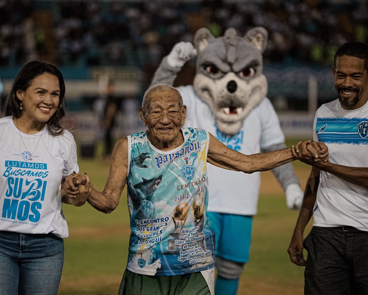 vicctoria65's tweet photo. “Esse é um dos dias mais especiais da minha vida, eu nunca vou esquecer o que tô vivendo aqui nessa noite”.

Essas foram as palavras do Sr. Sardinha ao ser homenageado pelo Paysandu, antes da partida do amistoso de ontem. 

Nunca será só futebol!

@Paysandu 

📸: Jorge Luís Totti https://t.co/OLr8lYUzLV