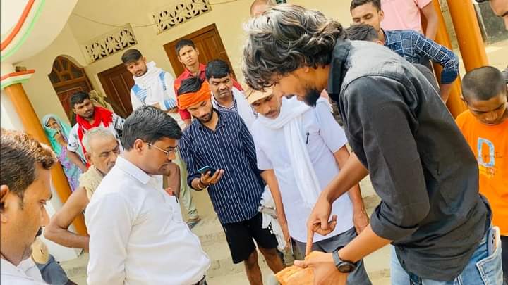 deshcommedia's tweet photo. @Pravesh49211661 @UPGovt @myogiadityanath मित्र लगभग हर गांव में ऐसा ही होता आ रहा है , जानते हुवे भी लोग आवाज इस लिय नही उठाते या तो प्रधान उनकी जाति का है ,और इनको ग्राम विकास से क्या मतलब इनका पर्सनल कार्य थोड़ी होता है https://t.co/P6VcJCUR6G