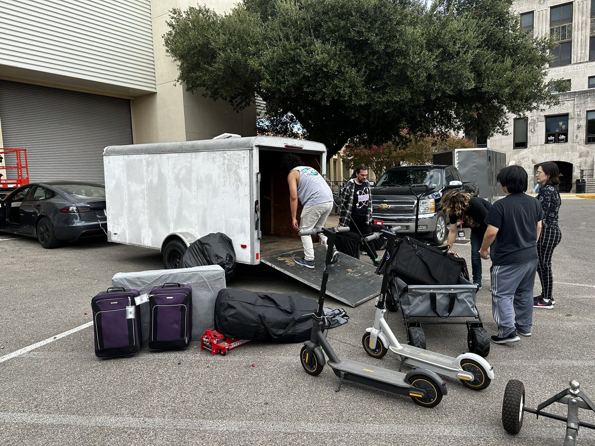 ClubSmashBanana's tweet photo. The first all-electric convoy with a cargo trailer supplying an Esports Major across the country. The future is now! ⚡️LA, CA ➡️ Waco, TX

Massive thanks to @Tesla and @elonmusk for making this possible

Now please let us do it with a @cybertruck 🙏 https://t.co/CH3k6CdarN