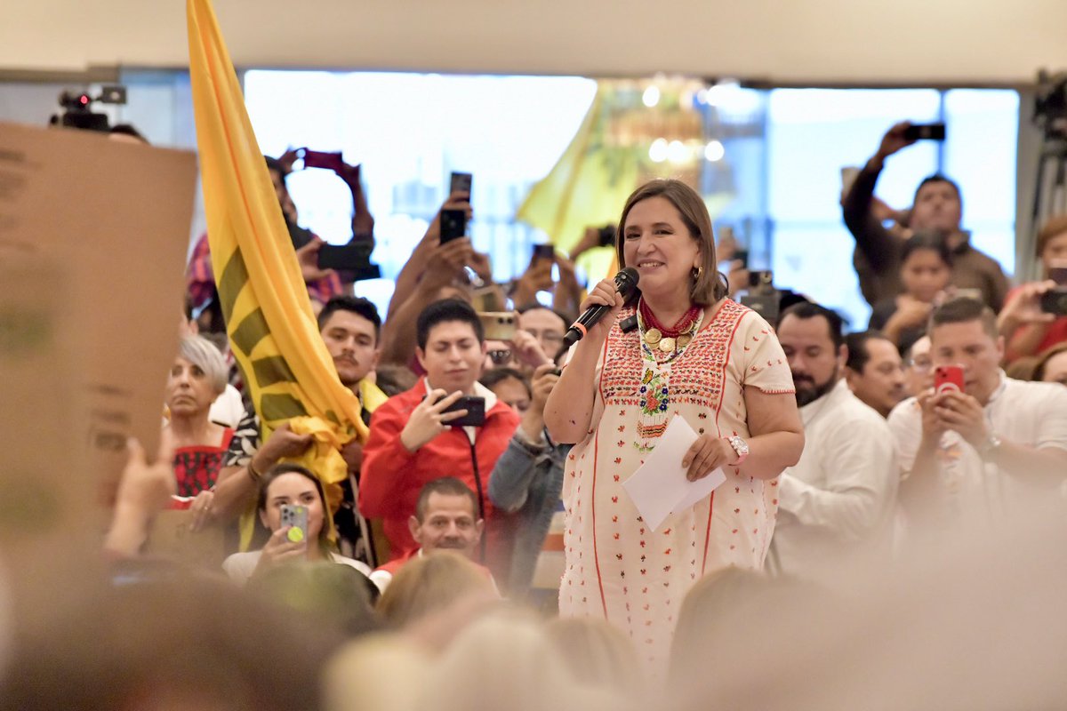 alitomorenoc's tweet photo. ¡@XochitlGalvez es ejemplo de lucha y de carácter, es una mujer que no se rinde y que toda su vida ha servido al país! ¡Nada ni nadie puede detener la fuerza de las familias mexicanas que quieren un México más fuerte! 👊🏼🇲🇽 https://t.co/uUc4LEG4Uy