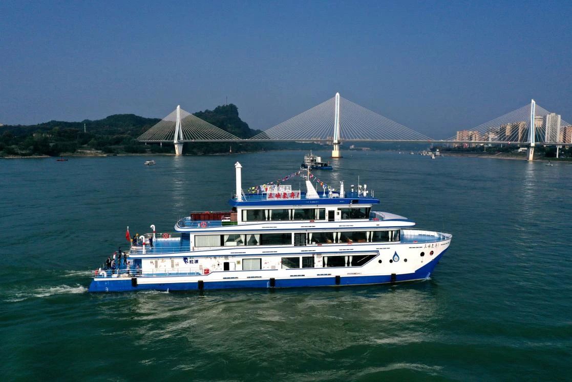 ChinaBizHub's tweet photo. China's first-ever #hydrogen fuel cell-powered #boat https://t.co/CrzjYIXA24