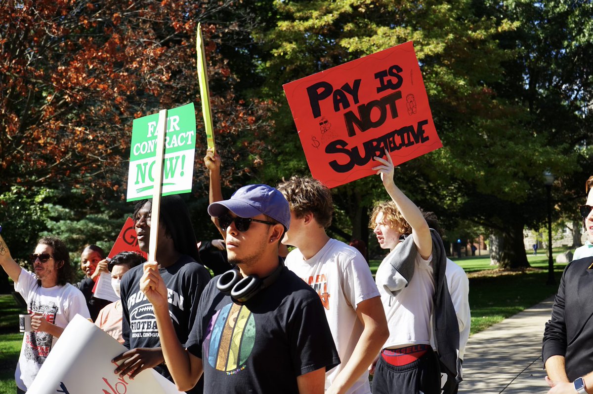 ISU_GWU's tweet photo. Today’s rally showed that we are ready to fight for a fair contact! Thank you everyone who expressed support and solidarity✊
$46 raise for master’s students and $146 for PhD - this is beyond insulting
#isu #illinoisstateuniversity #gradworkers #unionstrong https://t.co/hyrlM5cj4O