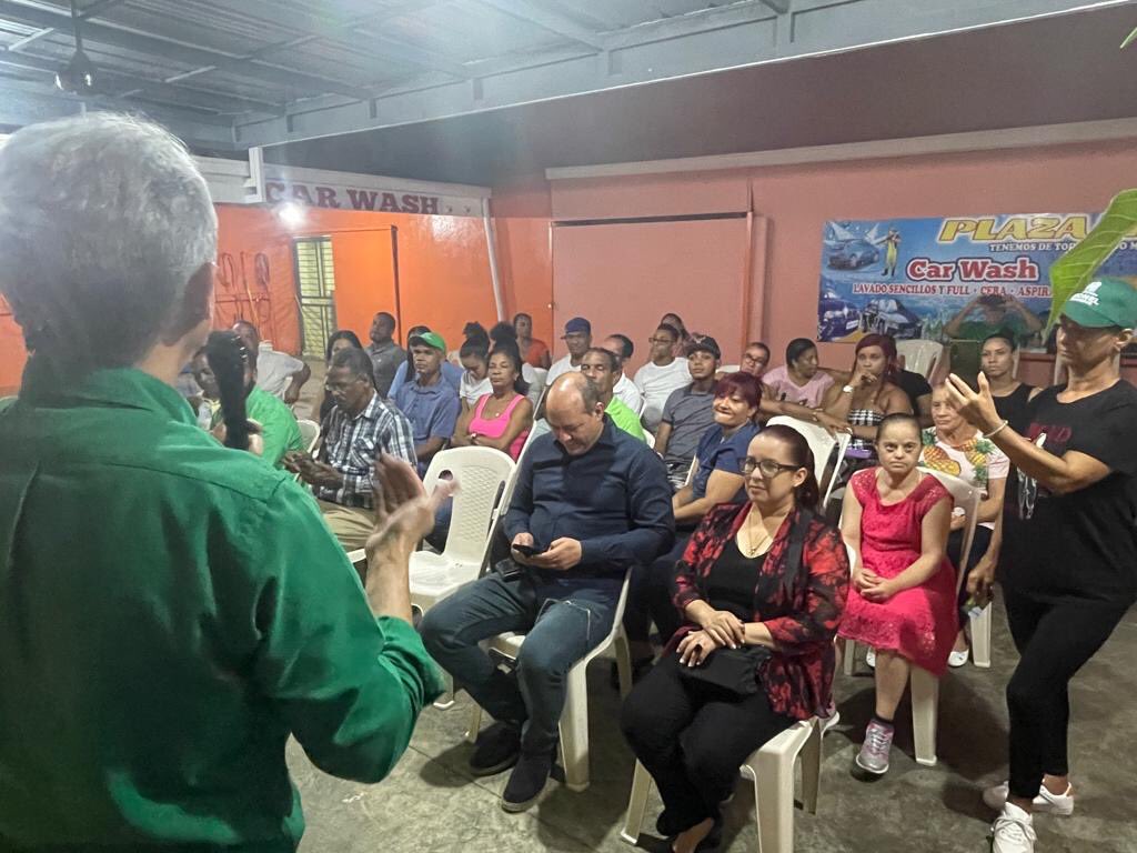 Esta noche, día jueves, estuve con los compañeros de la Dirección Media 15-B de la <a href="/FPcomunica/">@Fuerza del Pueblo (FP)</a> del sector Manganagua, en el Distrito Nacional, hablándoles de los fundamentos de Rescate RD, porque con Leonel se vive mejor: