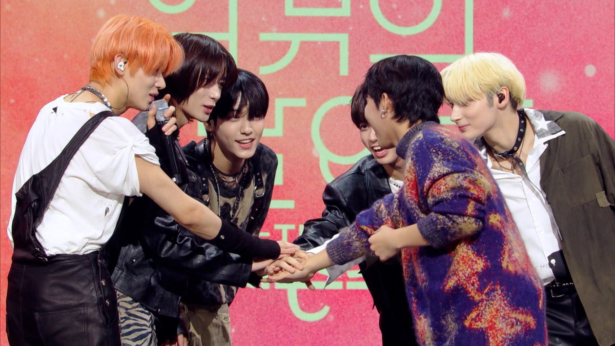 KPOPFAVE_'s tweet image. .@TXT_bighit on KBS 2TV's music show "#TheSeasons (hosted by @official_akmu)" tonight at 10PM (KST)! 🔥 #TOMORROW_X_TOGETHER will be playing the band ver. of '#SugarRushRide' &amp;amp; '#BlueSpring' from their new album with the exceptionally talented guitarist #BEOMGYU! #TXT