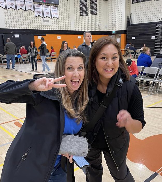 Hey @StScholStorm  fam! Look who I was lucky enough to run into tonight <a href="/CCCSSNews/">Corpus Christi</a>! I miss her everyday and the <a href="/LRC_HCDSB/">Learning Resource Centre</a> is lucky to have her! #LRCCheckItOut <a href="/HCDSB/">Halton Catholic DSB</a>