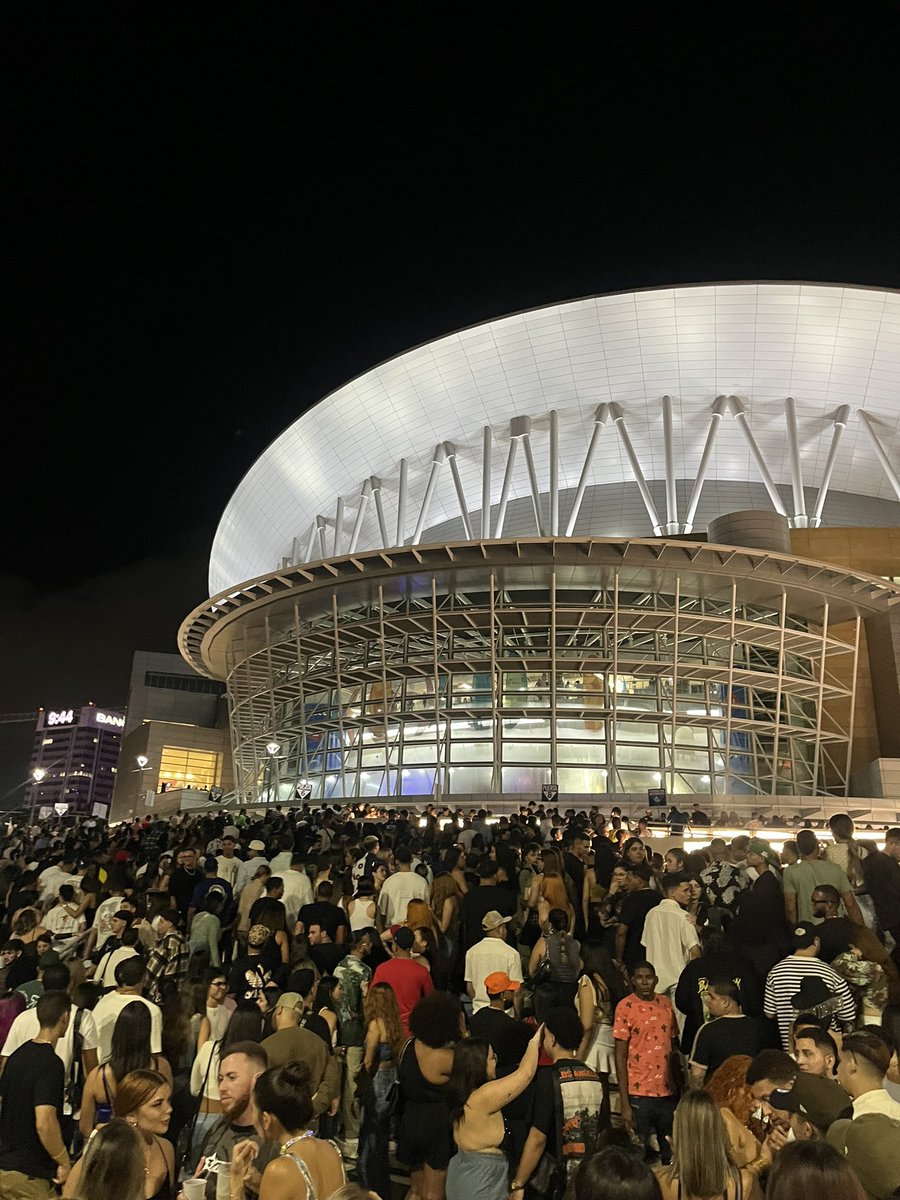 itscarlosivan's tweet photo. Update 9:45PM🚨 Mucha fila para entrar al Listening Party de Bad Bunny, las puertas abrieron pero está lento https://t.co/FVE2VBmbJG