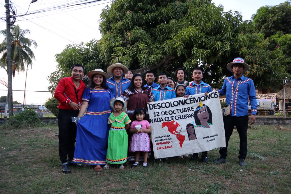 Los pueblos originarios marchan el 12 de octubre en Changuinola, Bocas del Toro, Panamá, para recordar “el genocidio, masacre y exterminio” de civilizaciones enteras de sus antepasados ​​que ocuparon Abya Yala durante la colonización española.