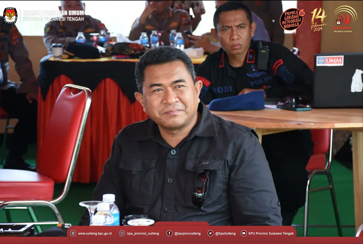 KpuSulteng's tweet photo. #TemanPemilih, Ketua KPU Sulteng, Risvirenol menghadiri Pelatihan Sistem Pengamanan Komando Taktis (SISPAMKOTA), Kamis (12/10/23).

Kegiatan diselenggarakan oleh Polda Sulawesi Tengah dalam rangka kesiapan Pengamanan Pemilu 2024 di Sulawesi Tengah.

#KPUMelayani
#PemiluSerentak https://t.co/o4dP9EuqbR