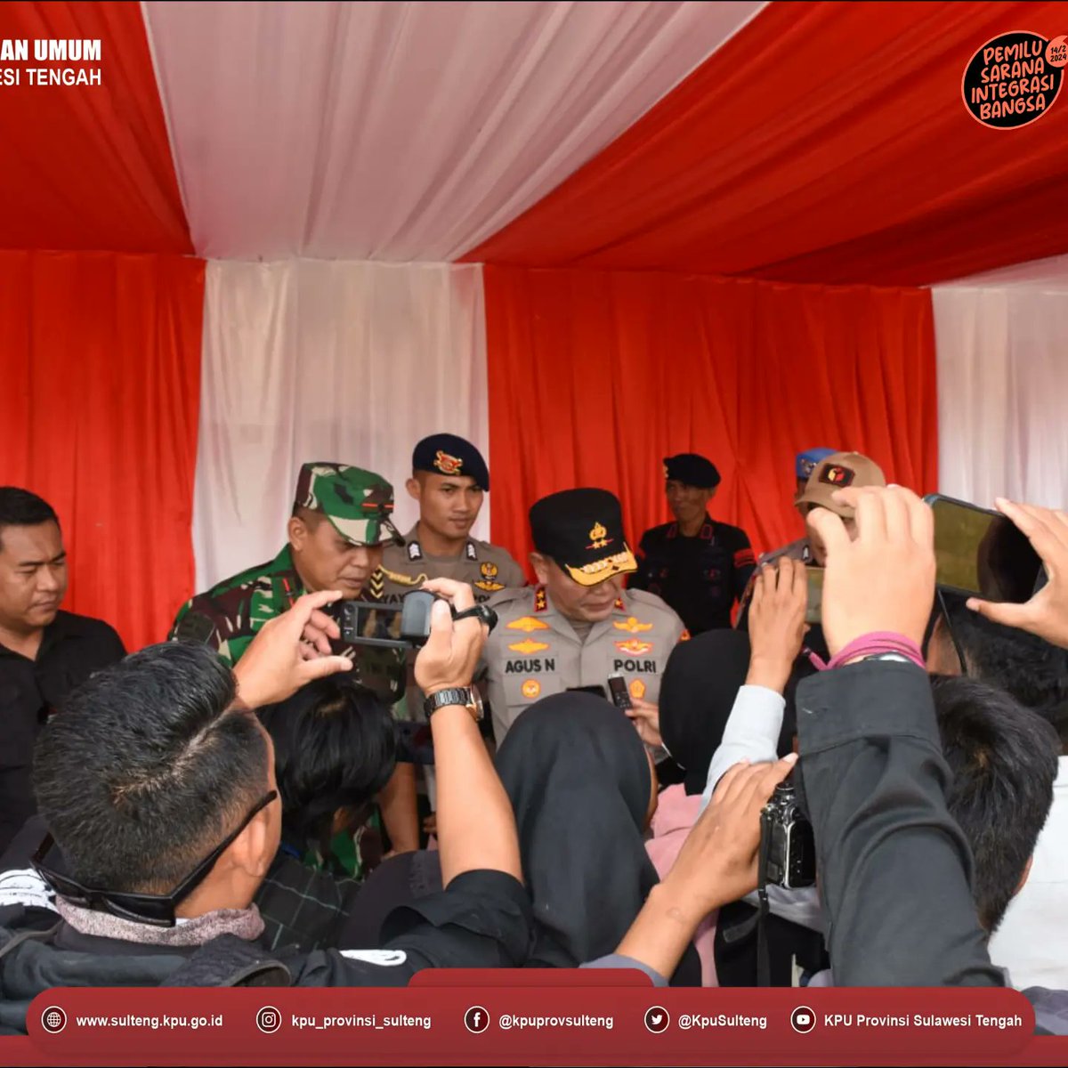 KpuSulteng's tweet photo. #TemanPemilih, Ketua KPU Sulteng, Risvirenol menghadiri Pelatihan Sistem Pengamanan Komando Taktis (SISPAMKOTA), Kamis (12/10/23).

Kegiatan diselenggarakan oleh Polda Sulawesi Tengah dalam rangka kesiapan Pengamanan Pemilu 2024 di Sulawesi Tengah.

#KPUMelayani
#PemiluSerentak https://t.co/o4dP9EuqbR