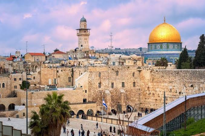 ISRAEL

Setelah berakhirnya Perang Dunia pertama, 1918, Inggris menguasai wilayah yang sekarang menjadi wilayah Israel dan Palestina. Sebelumnya wilayah itu di bawah otoritas Turki. 

Pada 1947, Perserikatan Bangsa-bangsa mengusulkan wilayah itu dibagi menjadi dua: Israel dan